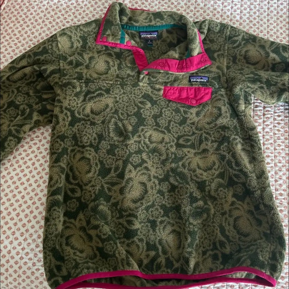 Patagonia Fleece Pullover
Size M 
Floral print